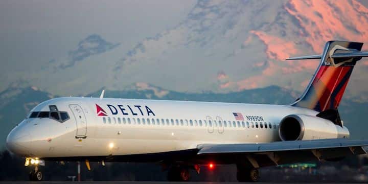 A Boeing 717 cockpit features nine windows (Credit: USA Today)